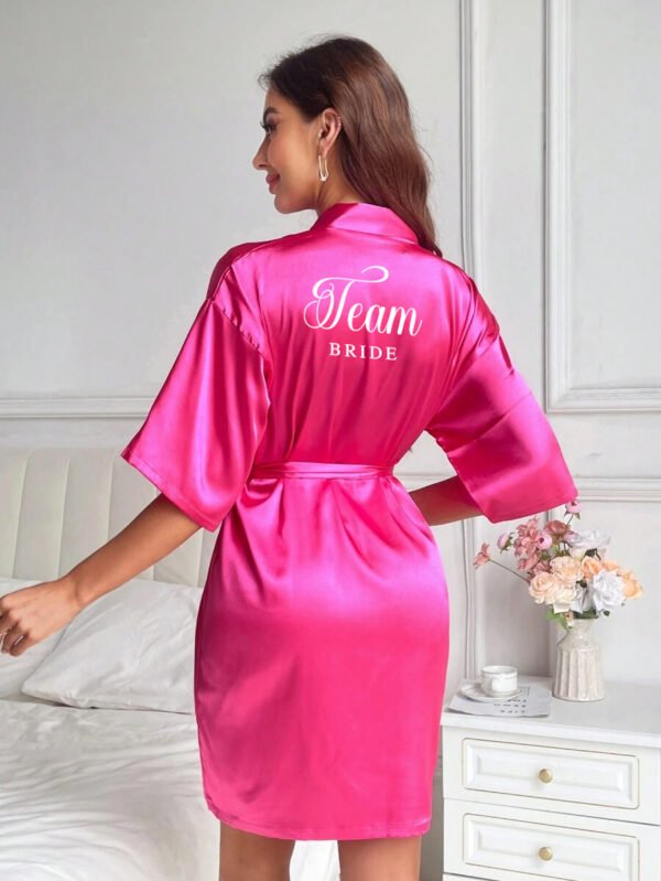 Bata Fucsia Steph «Team Bride» + pantuflas + bolso de seda - Imagen 4
