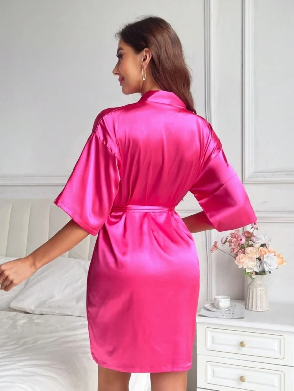 Bata Fucsia Steph «Team Bride» + pantuflas + bolso de seda - Imagen 3