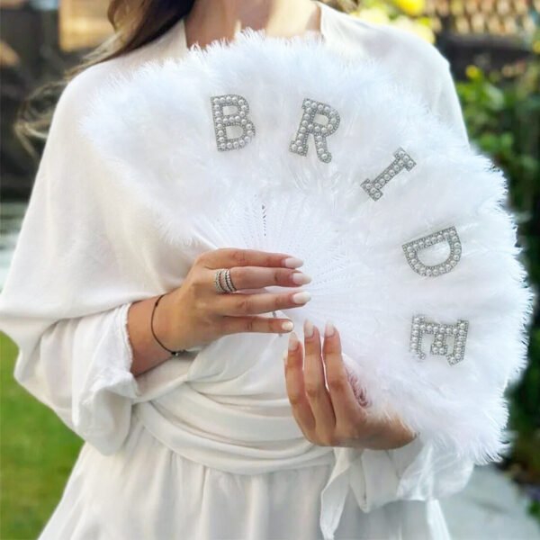 Abanico de Plumas Bride