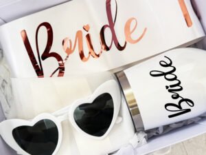 Combo #3: Bride to be + cinta + lentes + velo + vaso coctelero térmico + caja pasta dura personalizada