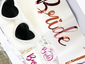 Combo #5: Bride to be + cinta + lentes + broche + tequilero + caja pasta dura personalizada