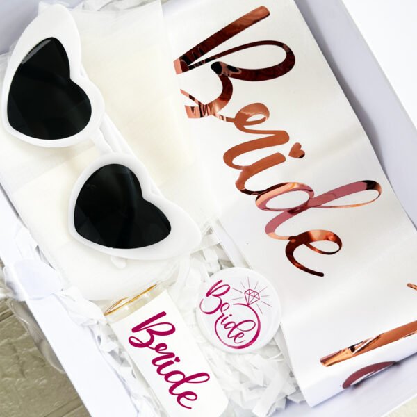 Combo #5: Bride to be + cinta + lentes + broche + tequilero + caja pasta dura personalizada