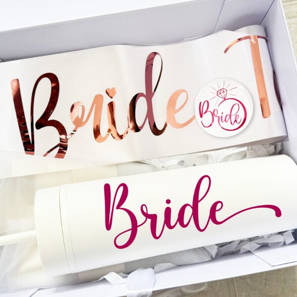 Combo #4: Bride to be + cinta + broche + vaso skinny + caja pasta dura personalizada
