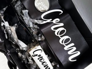 Combo #5: Groom to be + cinta + lentes + broche + tequilero + caja pasta dura personalizada