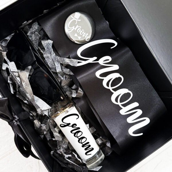 Combo #5: Groom to be + cinta + lentes + broche + tequilero + caja pasta dura personalizada
