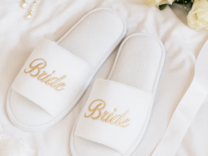 Pantuflas Blancas BrideDorado bordado (cursiva)