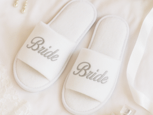 Pantuflas Blancas BridePlateado bordado (cursiva)